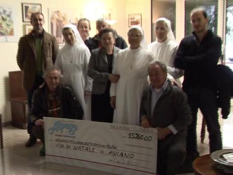 Il Comitato Alpago 2 ruote & solidarietà consegna alla Via di Natale i proventi del Giro del Lago di Santa Croce